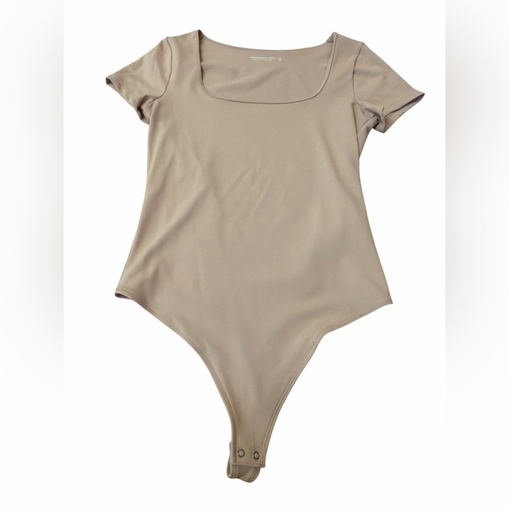Abercrombie and Fitch beige body suit Women’s Medium short sleeve